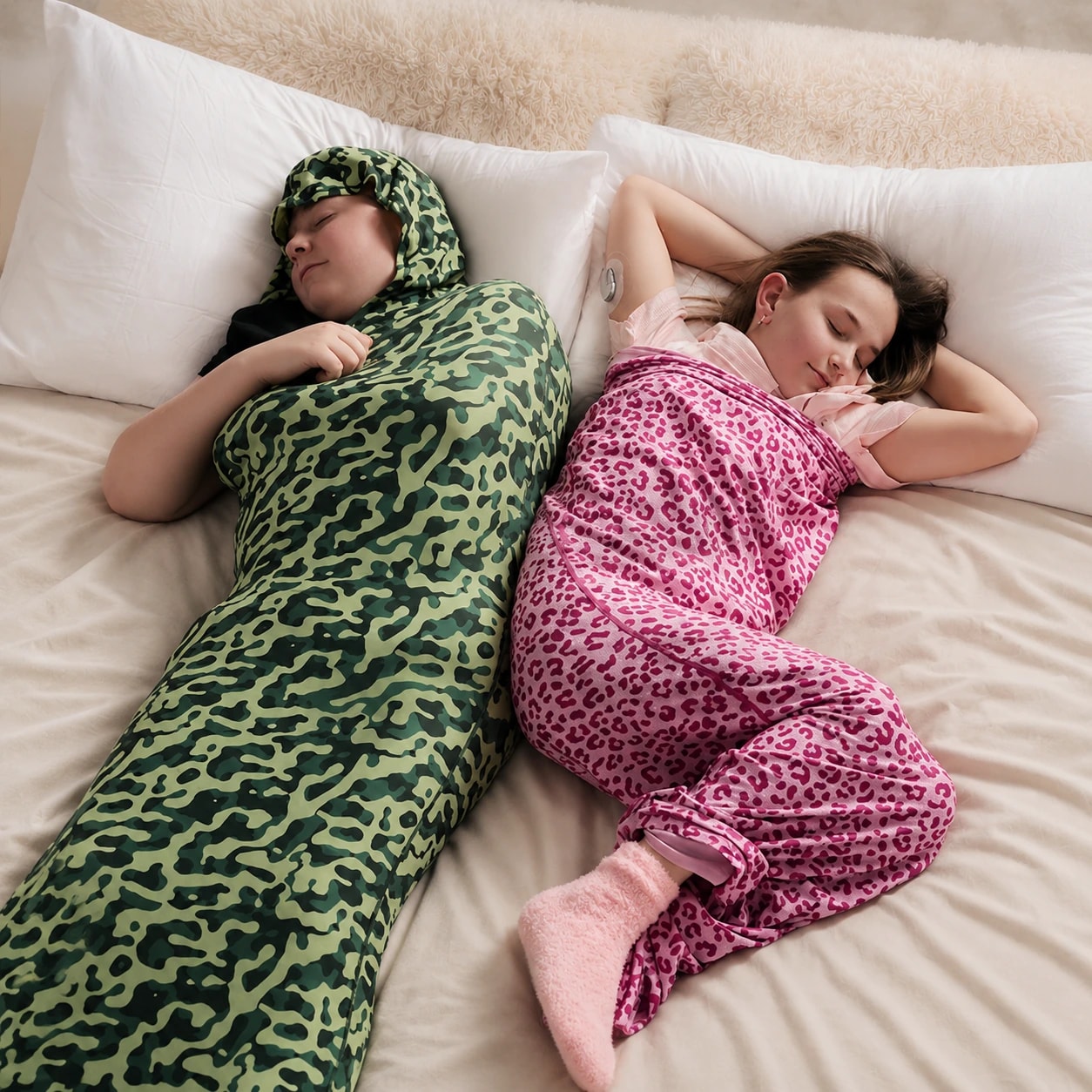 Twee kinderen lezen samen in hun Coco Slaapcocon